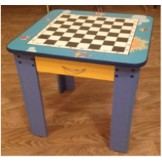 Стол шахматный с ящиком нерегулируемый 600*600*600 ЛДСП толщиной 16 мм,  противоударная кромка ПВХ 2 мм. Рисунок УФ-печать