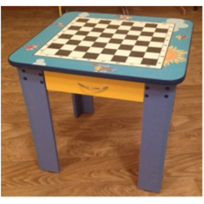 Стол шахматный с ящиком нерегулируемый 600*600*600 ЛДСП толщиной 16 мм,  противоударная кромка ПВХ 2 мм. Рисунок УФ-печать